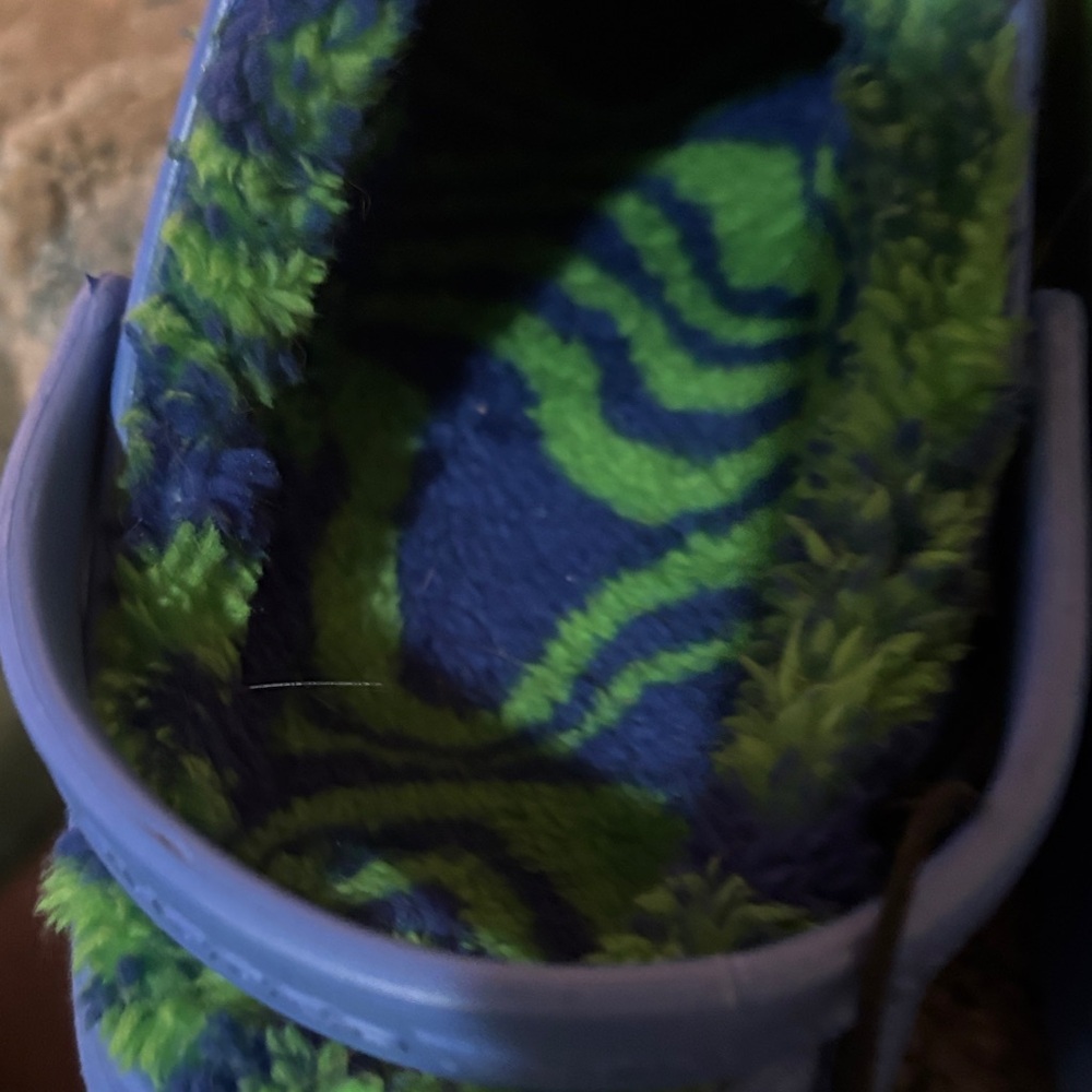 Vibrant Blue and Green Kids Slippers - Picture 4 of 4